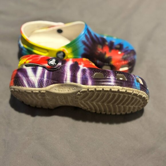 🎉 FOR SALE: Kids' Crocs – Size J1 – Tie-Dye Blast! 🎉 - Picture 1 of 7